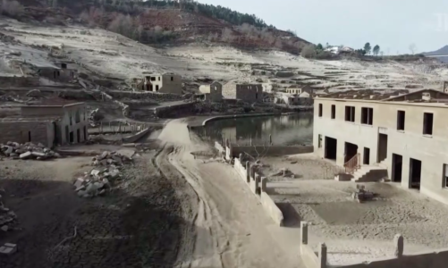 Tourisme du changement climatique: le village inondé ressort de l’eau du barrage 20 ans après